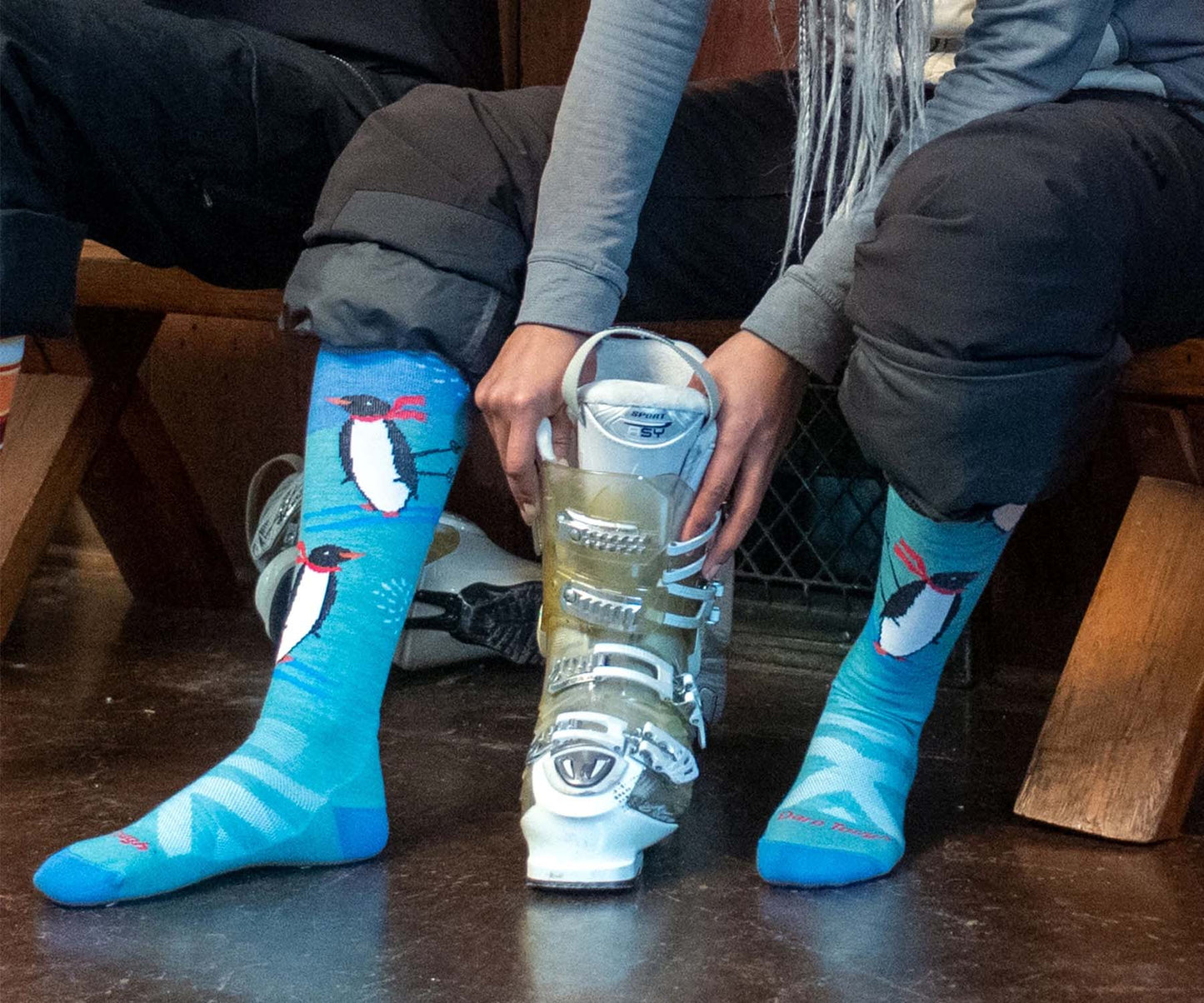 Darn Tough Women's Penguin Peak Over-The-Calf Midweight Ski & Snowboard Sock (8037-C 0722)