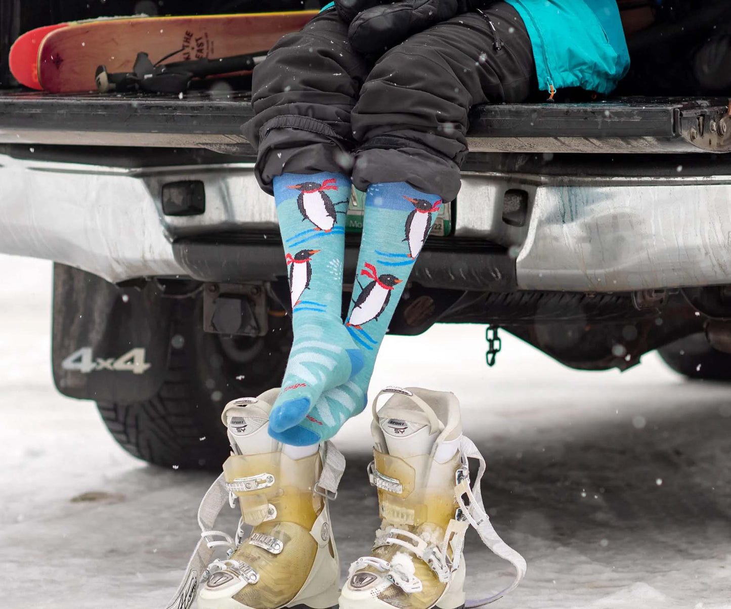 Darn Tough Women's Penguin Peak Over-The-Calf Midweight Ski & Snowboard Sock