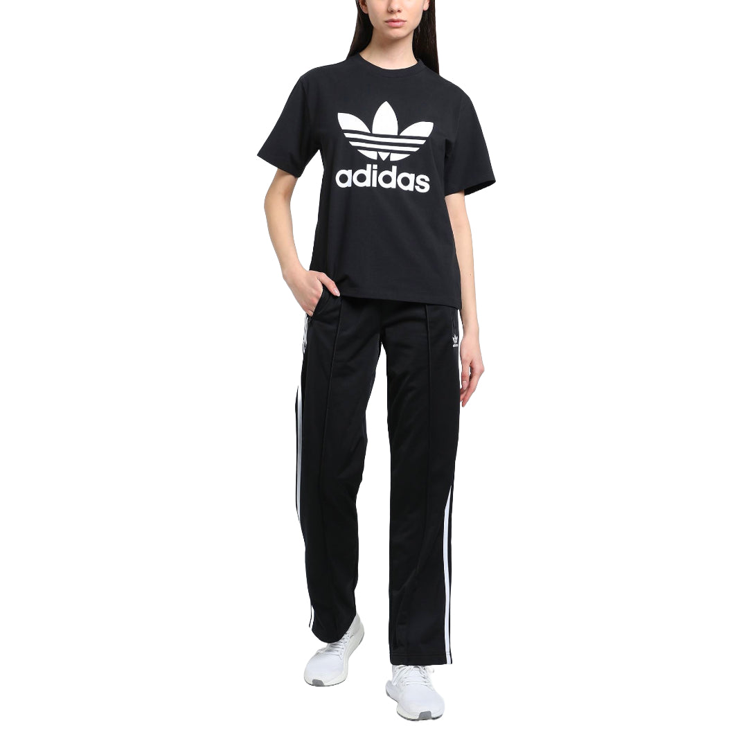 Embrace comfort and style in the adidas Originals Women's Boyfriend Tee, a relaxed and chic shirt featuring the iconic trefoil logo.