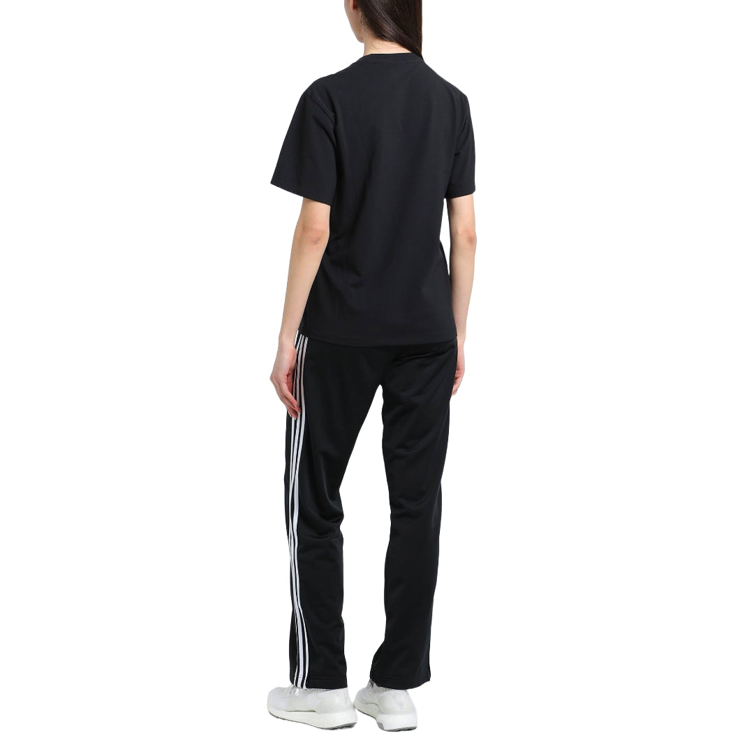 Embrace comfort and style in the adidas Originals Women's Boyfriend Tee, a relaxed and chic shirt featuring the iconic trefoil logo.