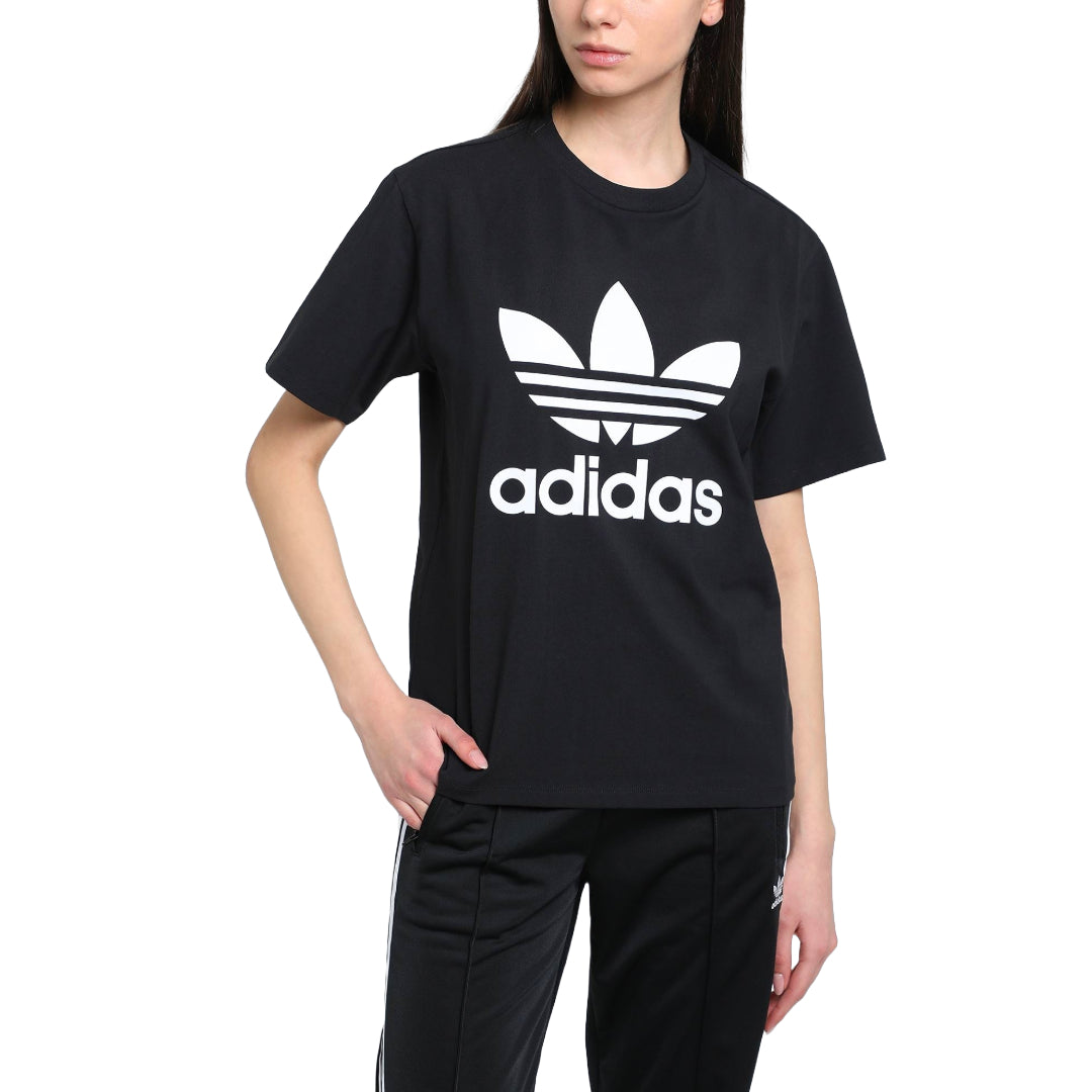 Embrace comfort and style in the adidas Originals Women's Boyfriend Tee, a relaxed and chic shirt featuring the iconic trefoil logo.