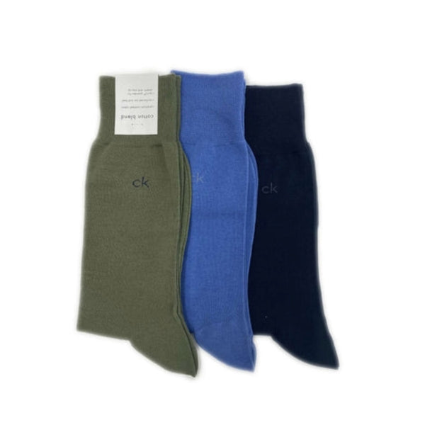Set of Calvin Klein men’s dress socks made from a combed cotton blend, featuring a smooth finish, ribbed cuffs, and classic crew length for formal wear.