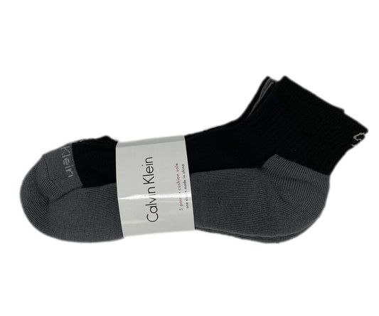 Set of Calvin Klein men’s ankle socks featuring a low-cut design, cushioned soles, and stretch fabric for everyday comfort and athletic use.