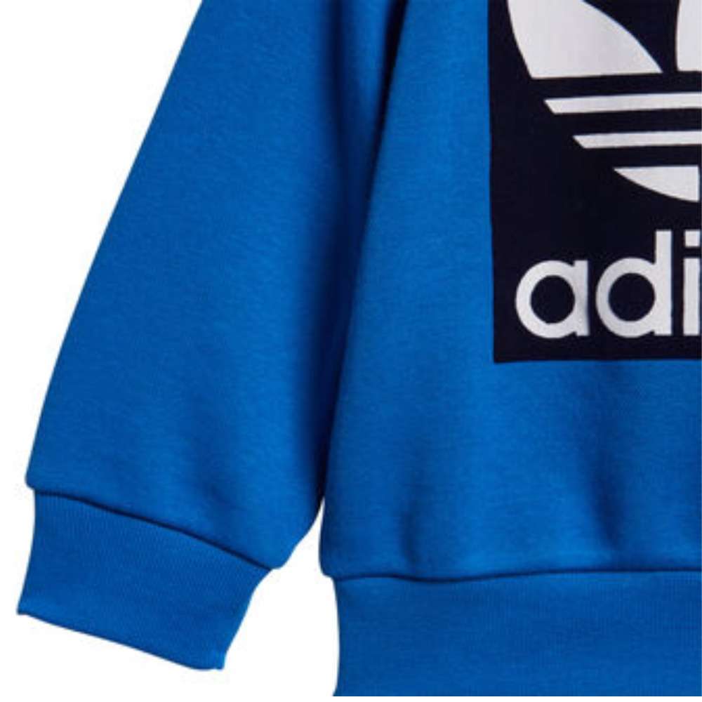 Stylish and comfortable adidas Unisex-Child Crew Set.