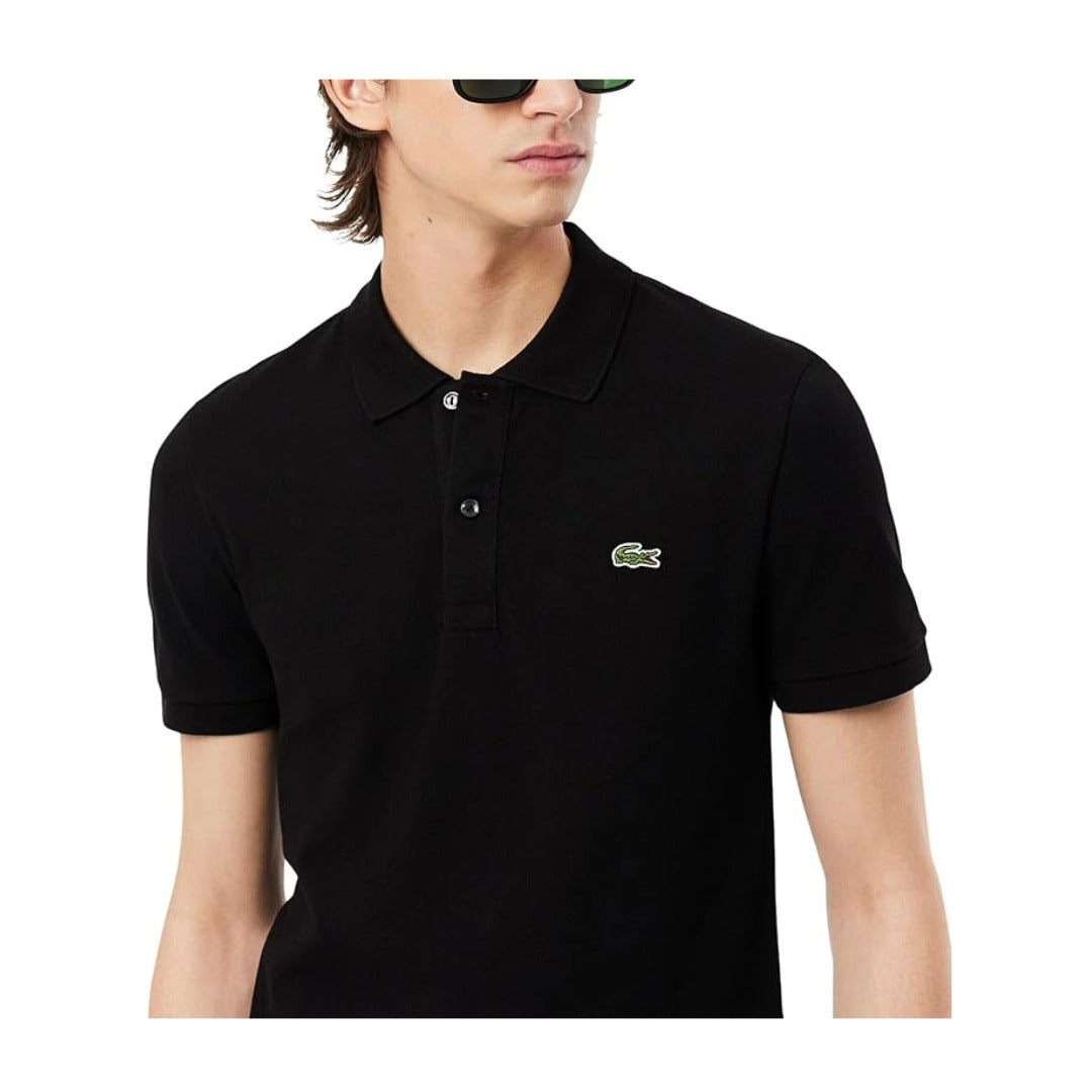 Lacoste men’s slim fit polo shirt in petit piqué cotton, featuring short sleeves, a fitted silhouette, and signature crocodile logo.