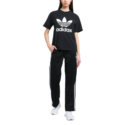 Embrace comfort and style in the adidas Originals Women's Boyfriend Tee, a relaxed and chic shirt featuring the iconic trefoil logo.