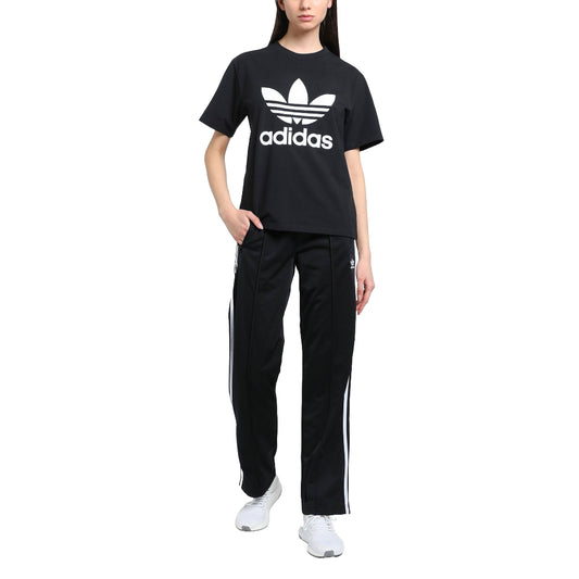 Embrace comfort and style in the adidas Originals Women's Boyfriend Tee, a relaxed and chic shirt featuring the iconic trefoil logo.