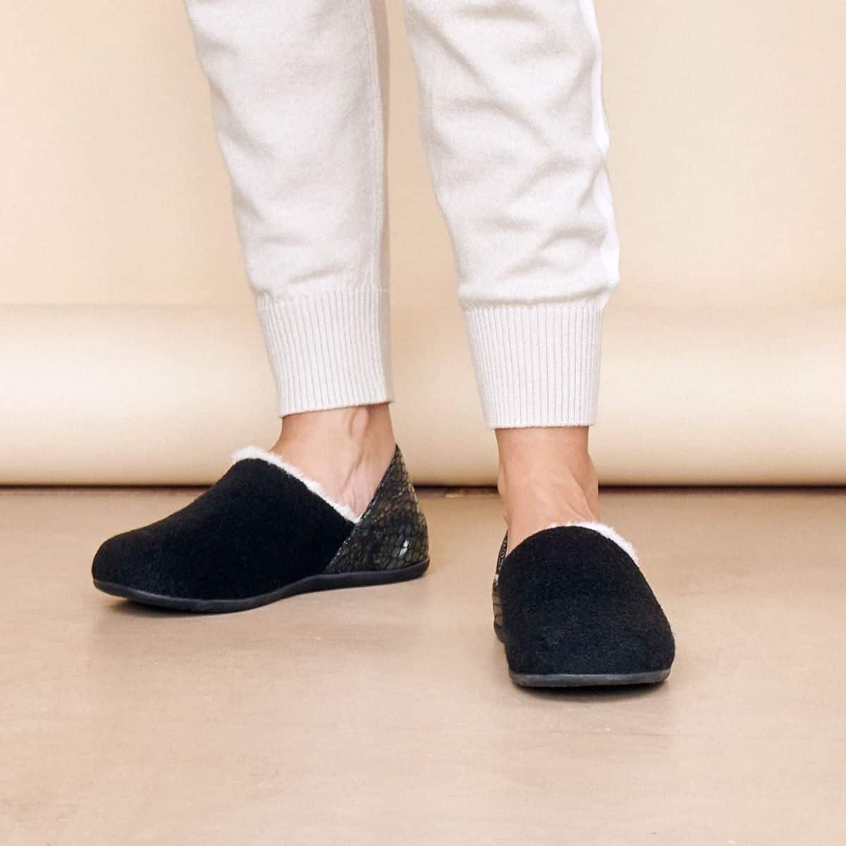 Strive Women's Sofia orthotic Slipper - Black