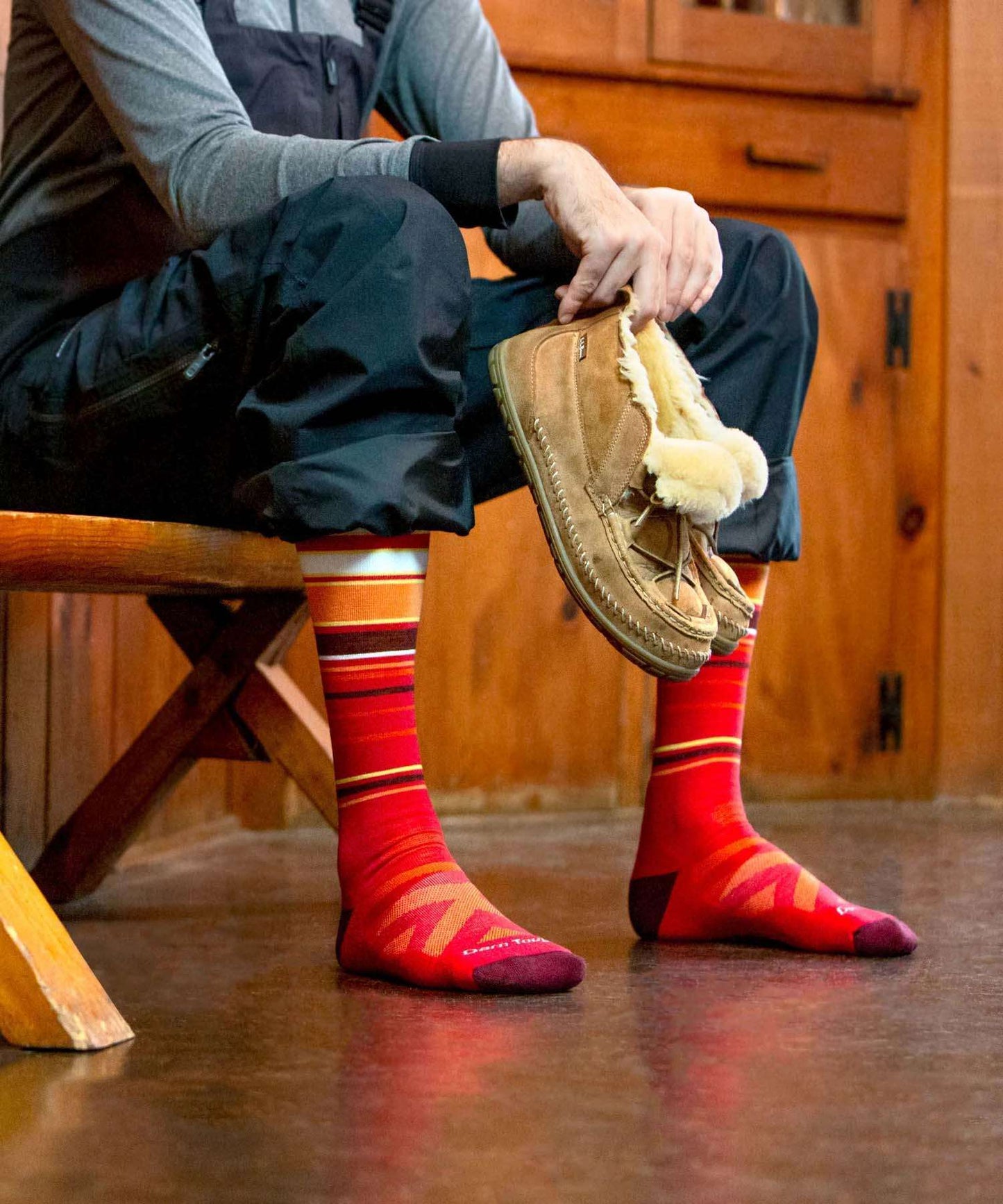 Darn Tough Men's Snowpack Over-the-Calf Midweight Ski & Snowboard Sock - Midnight